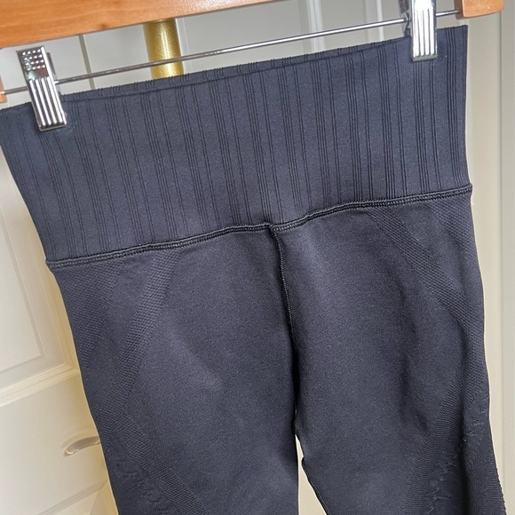 Athelta black seamless perforated mesh fitted leggings ribbed band - Picture 3 of 11